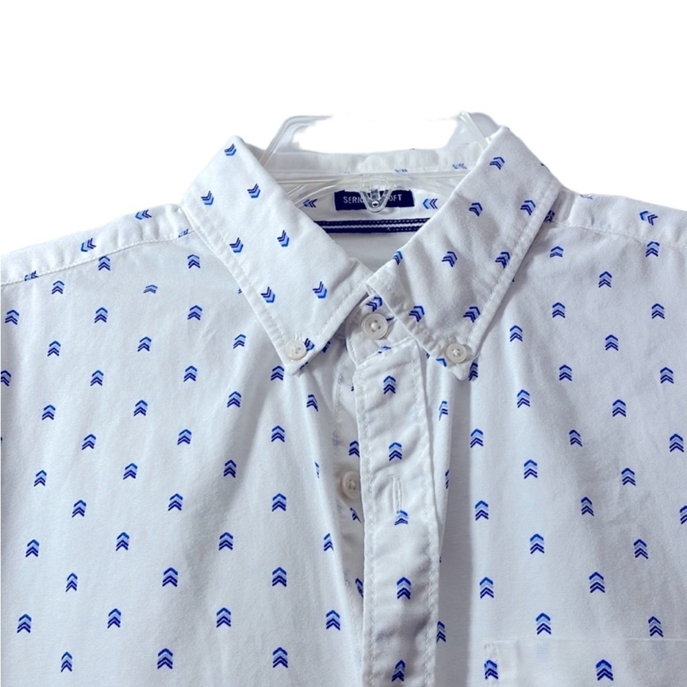 American Eagle Men’s Cotton Button Soft. White w/Blue Pattern. Size S. GUC